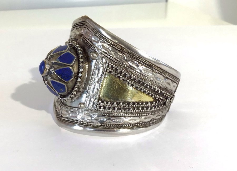 Antikt etnisk sølv armbånd med lapis lazuli og forgyldte detaljer Fra 1920-25