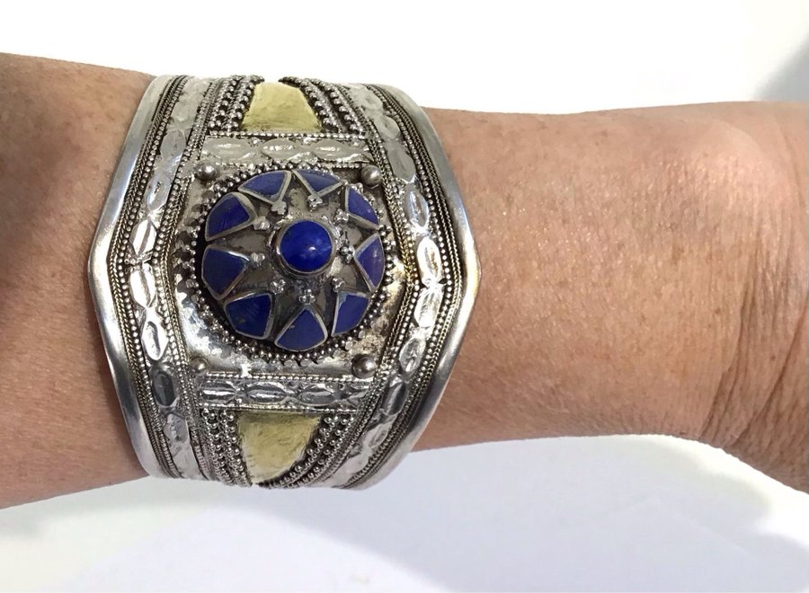 Antikt etnisk sølv armbånd med lapis lazuli og forgyldte detaljer Fra 1920-25