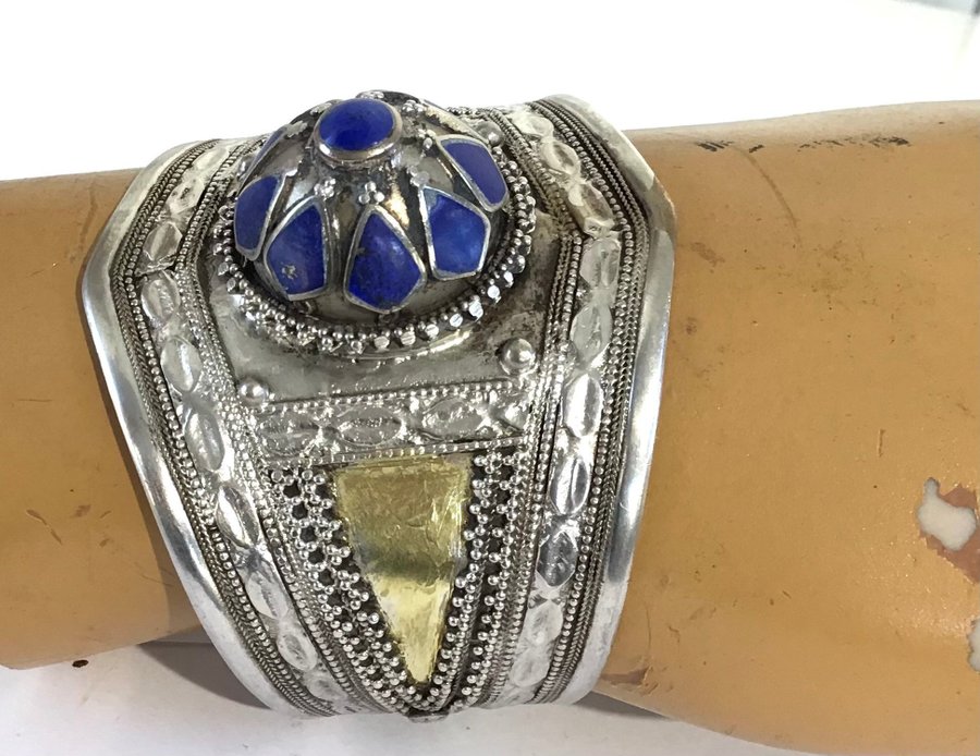 Antikt etnisk sølv armbånd med lapis lazuli og forgyldte detaljer Fra 1920-25