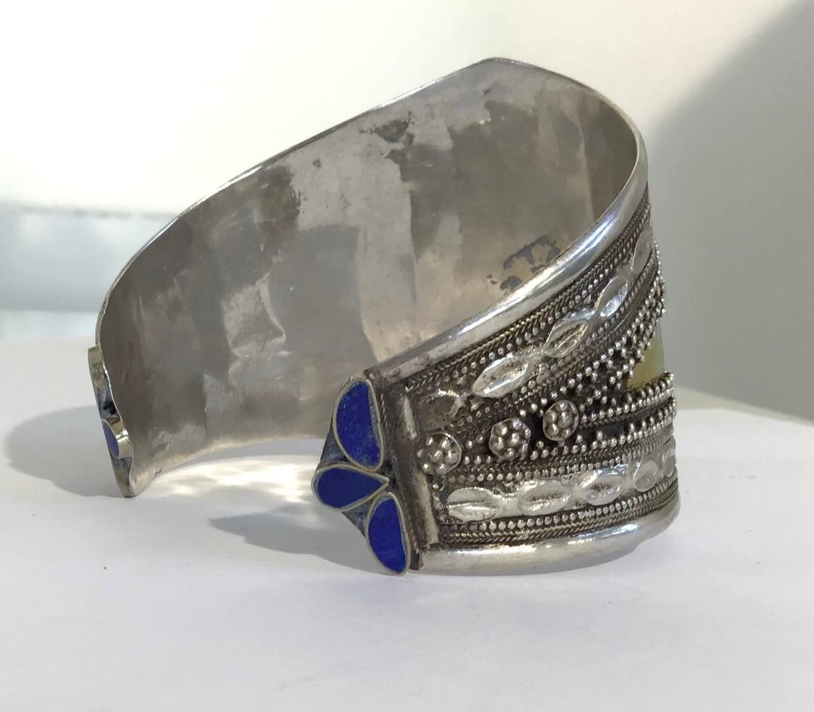 Antikt etnisk sølv armbånd med lapis lazuli og forgyldte detaljer Fra 1920-25