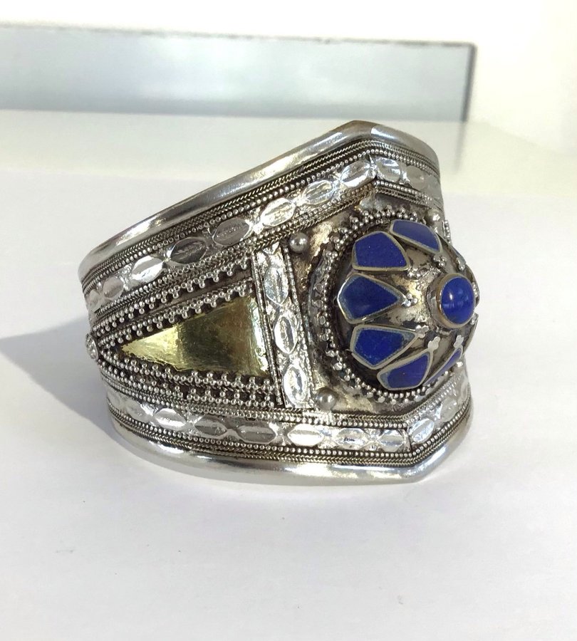 Antikt etnisk sølv armbånd med lapis lazuli og forgyldte detaljer Fra 1920-25