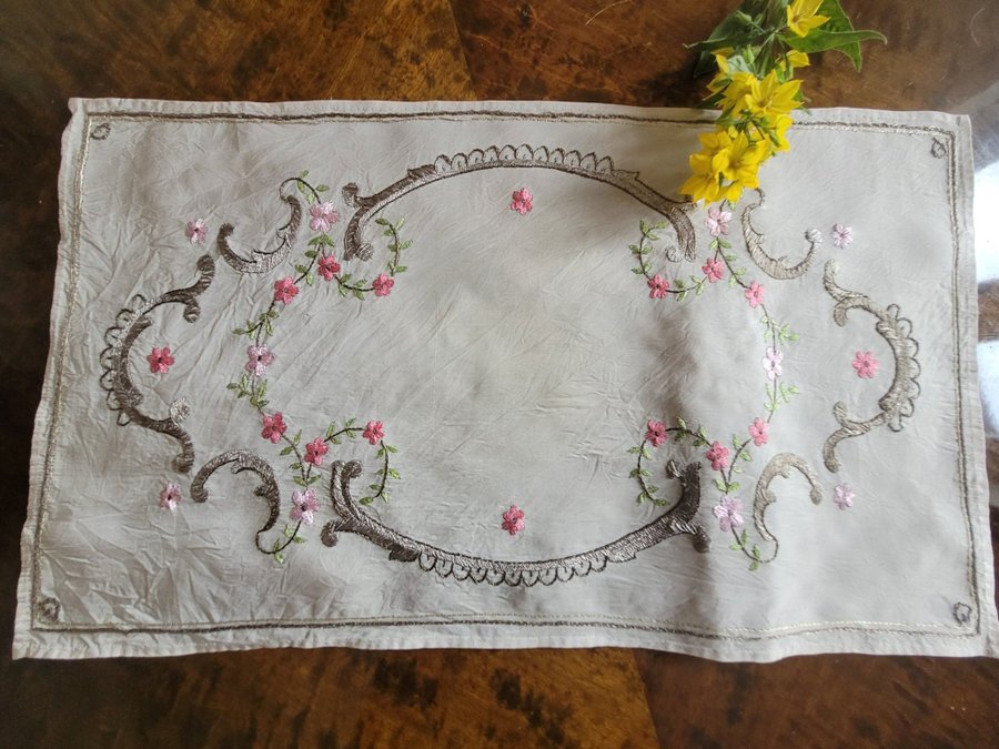 Söt gammal duk handbroderad blommor 28×48cm romantisk lantlig