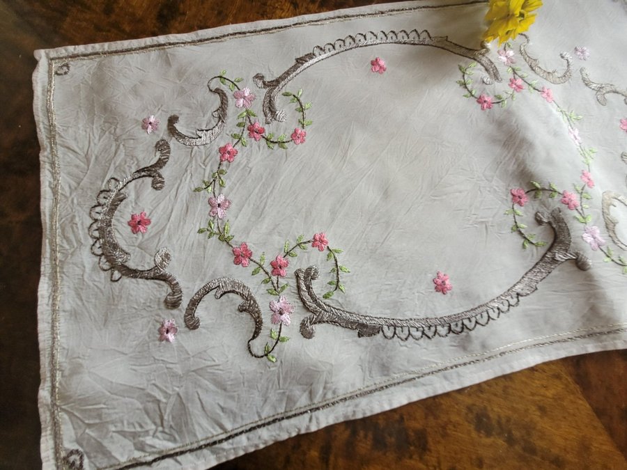 Söt gammal duk handbroderad blommor 28×48cm romantisk lantlig