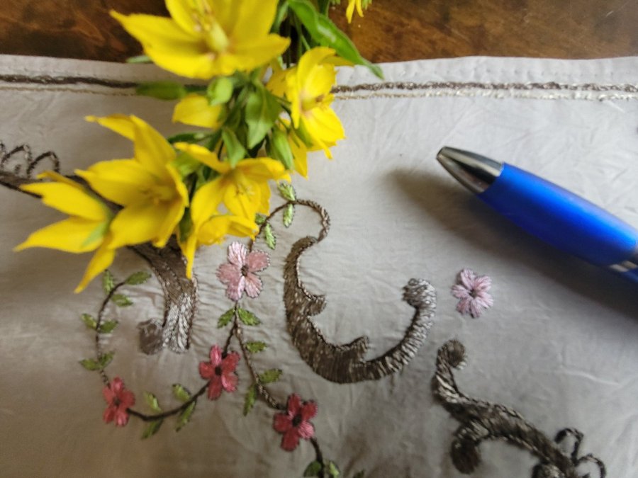 Söt gammal duk handbroderad blommor 28×48cm romantisk lantlig