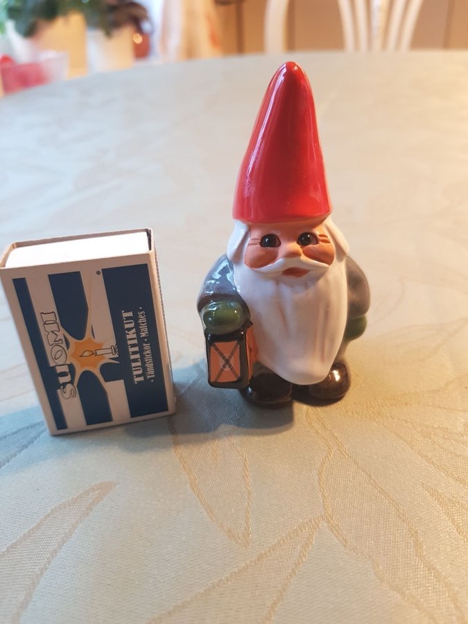 Dag Brandstedt- liten tomte med lykta Höjd 9 cm Etikettmärkt signerad DB