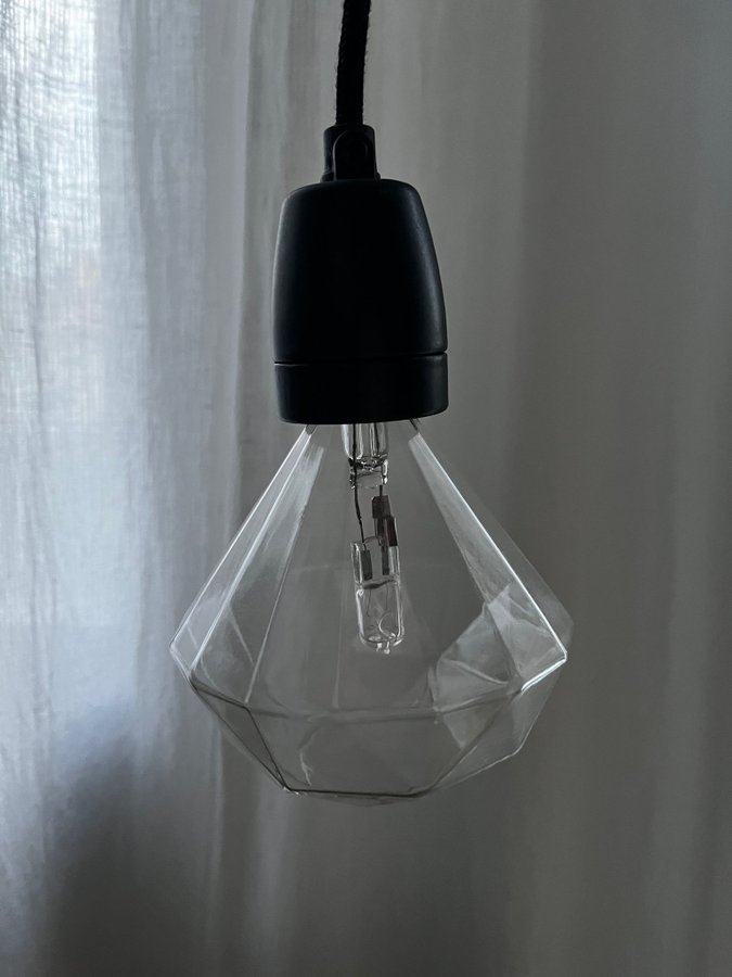 Lampa • Taklampa • Glödlampa • Svart • Tygsladd • Armatur • Diamtformad