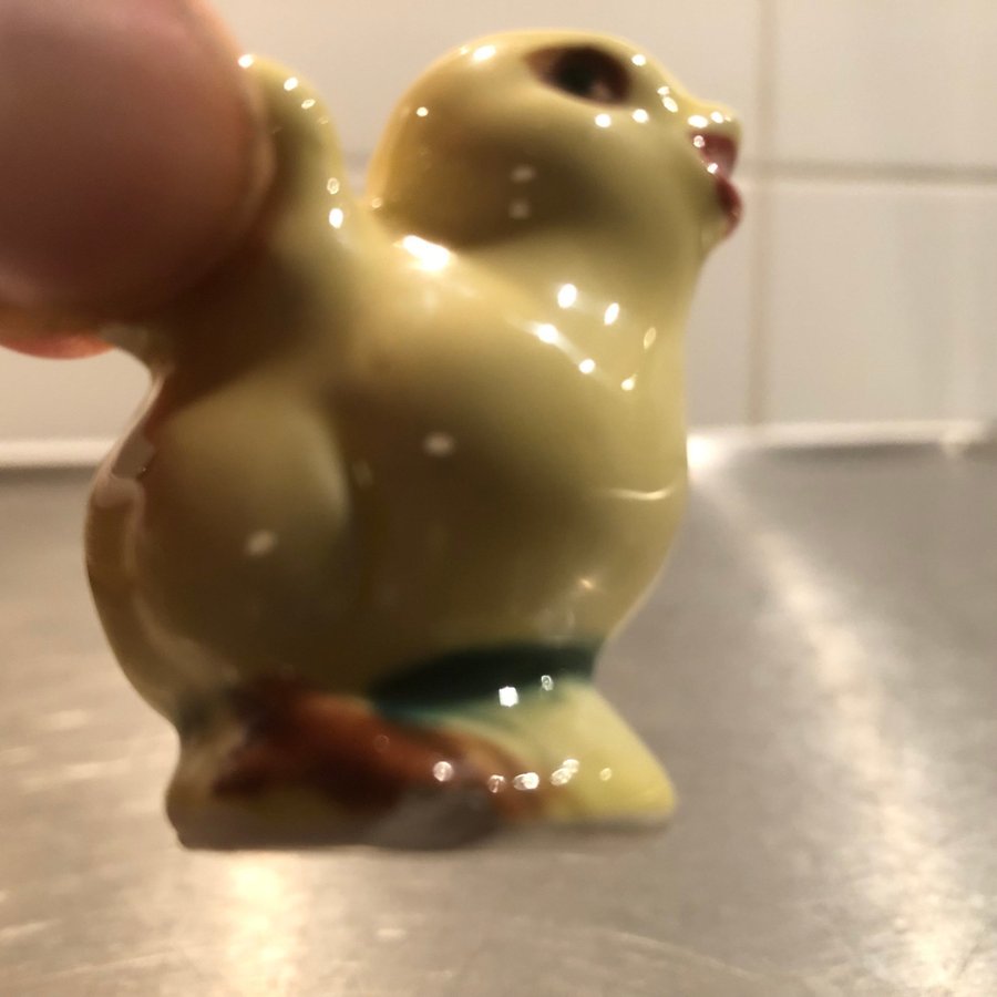 Gammalt påskpynt - 2 söta kycklingar i porslin