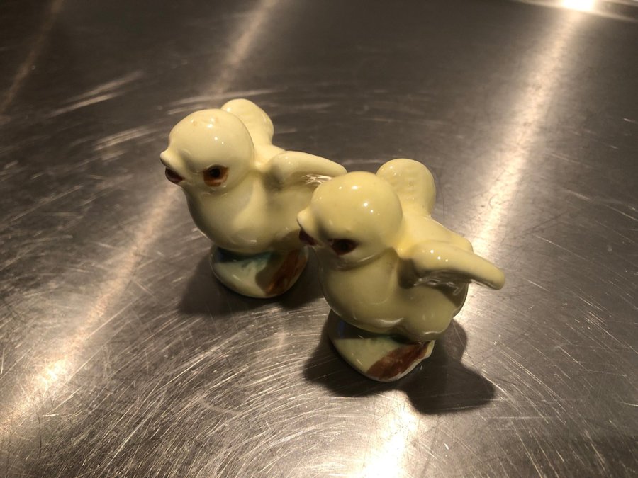 Gammalt påskpynt - 2 söta kycklingar i porslin