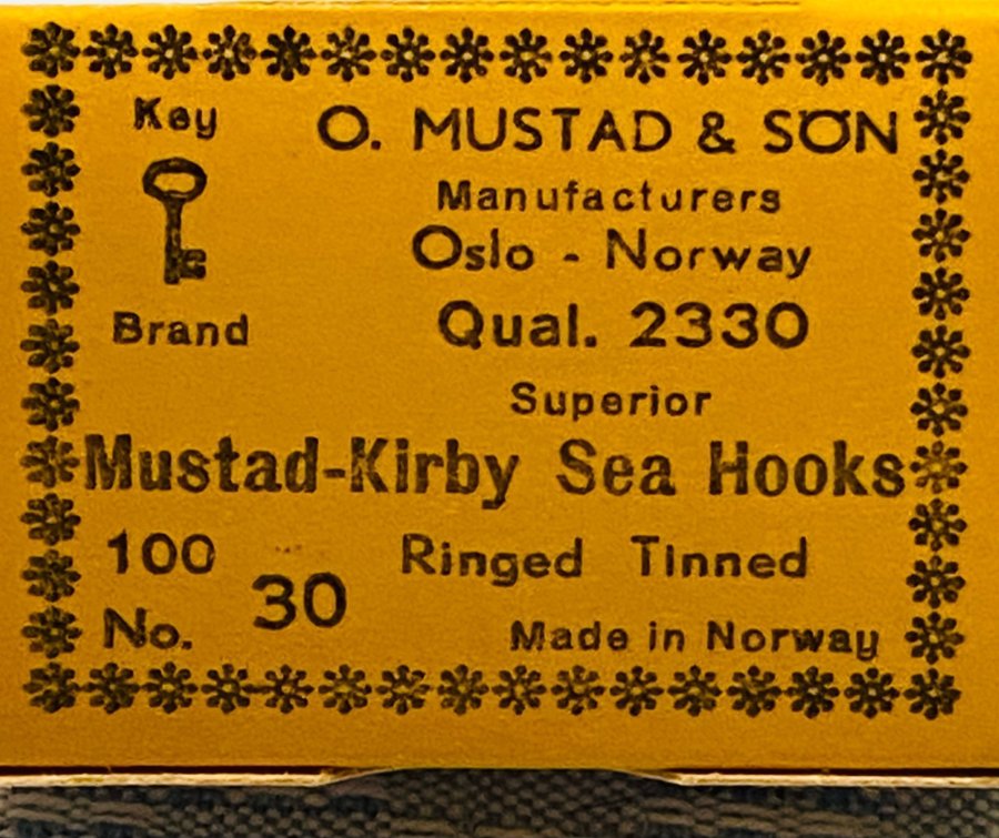 MUSTAD nr30 Qual 2330 100st minikrokar med ögla i sin original ask !