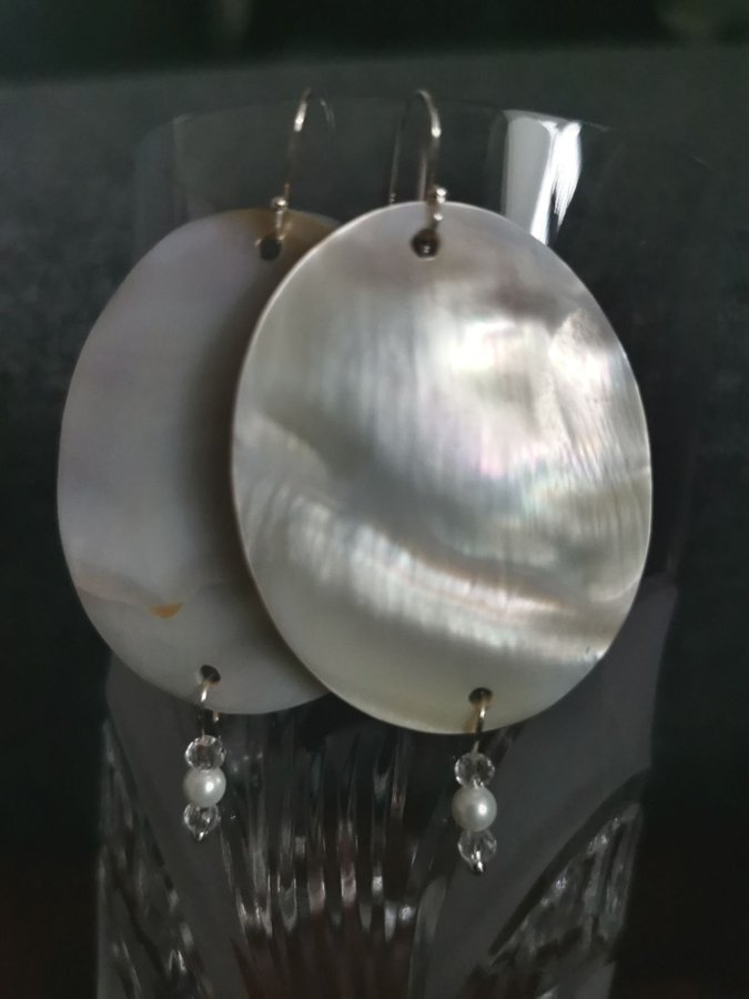 Stora örhängen i silver 925 med snäckskal pärlor och kristall