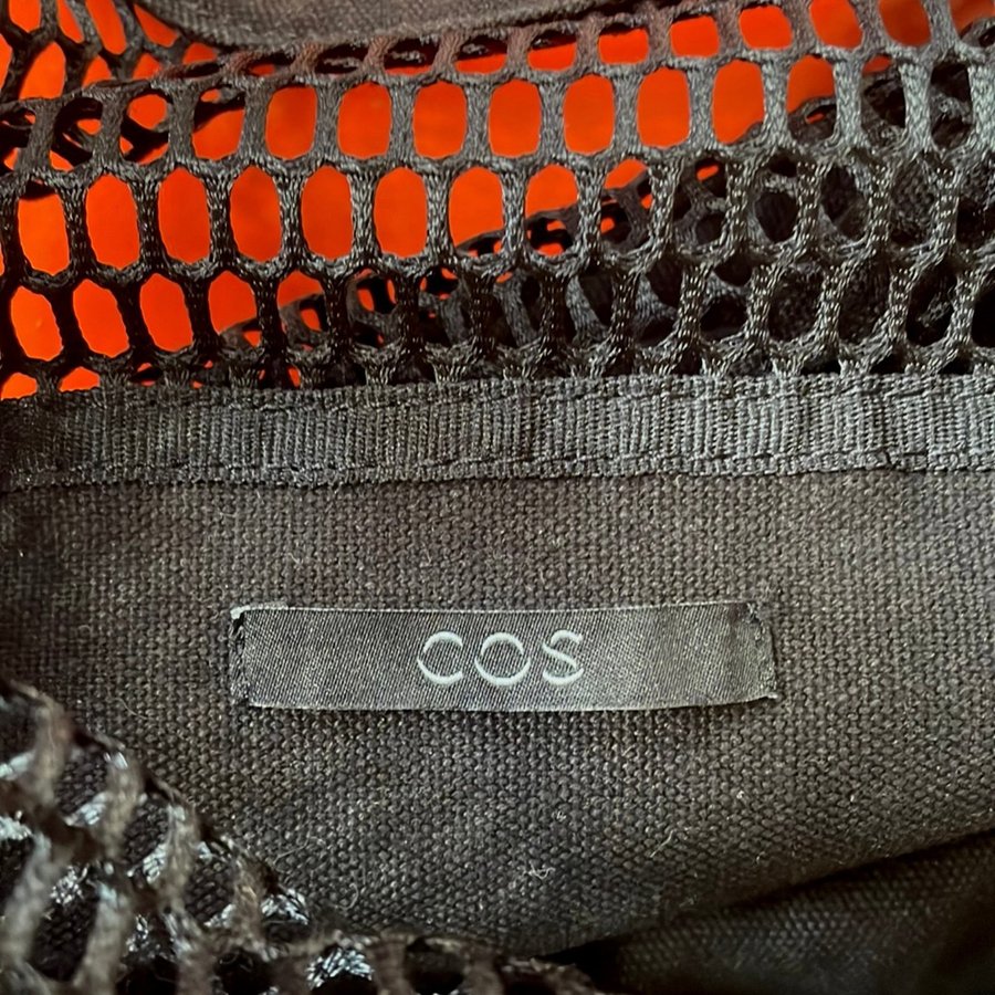 Väska från COS i mesh