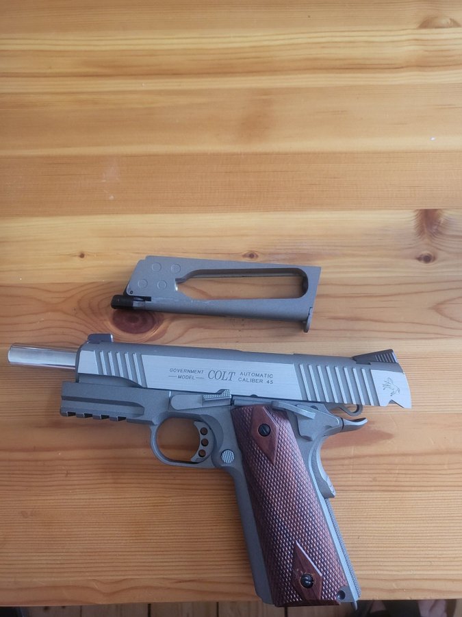 Airsoft pistol