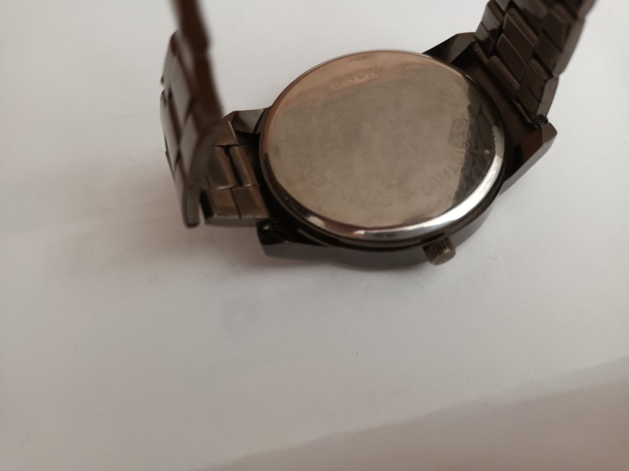 Awatch armbandsur i svart med blå urtavla