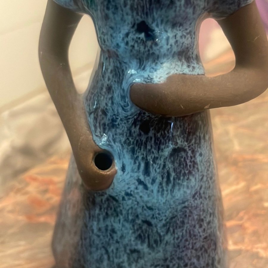 Keramisk figur av kvinna i blå klänning