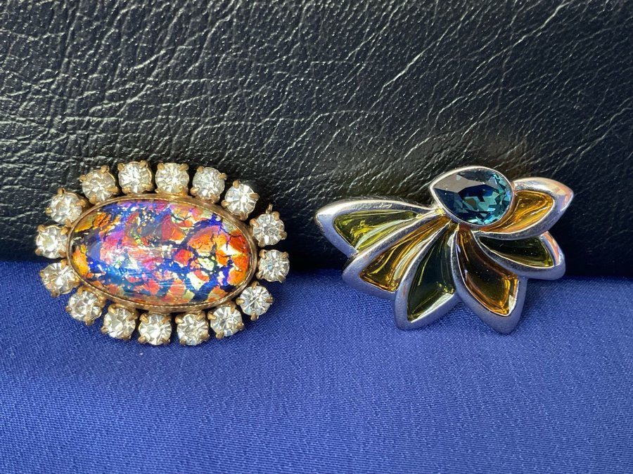 Vintage vackra broscher med stenarfina mönsterdesign i olika material 