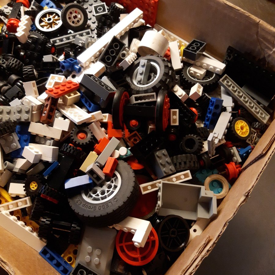 Lego 1 kg däckbyggbitarplattori olika färger och storlekar på legot
