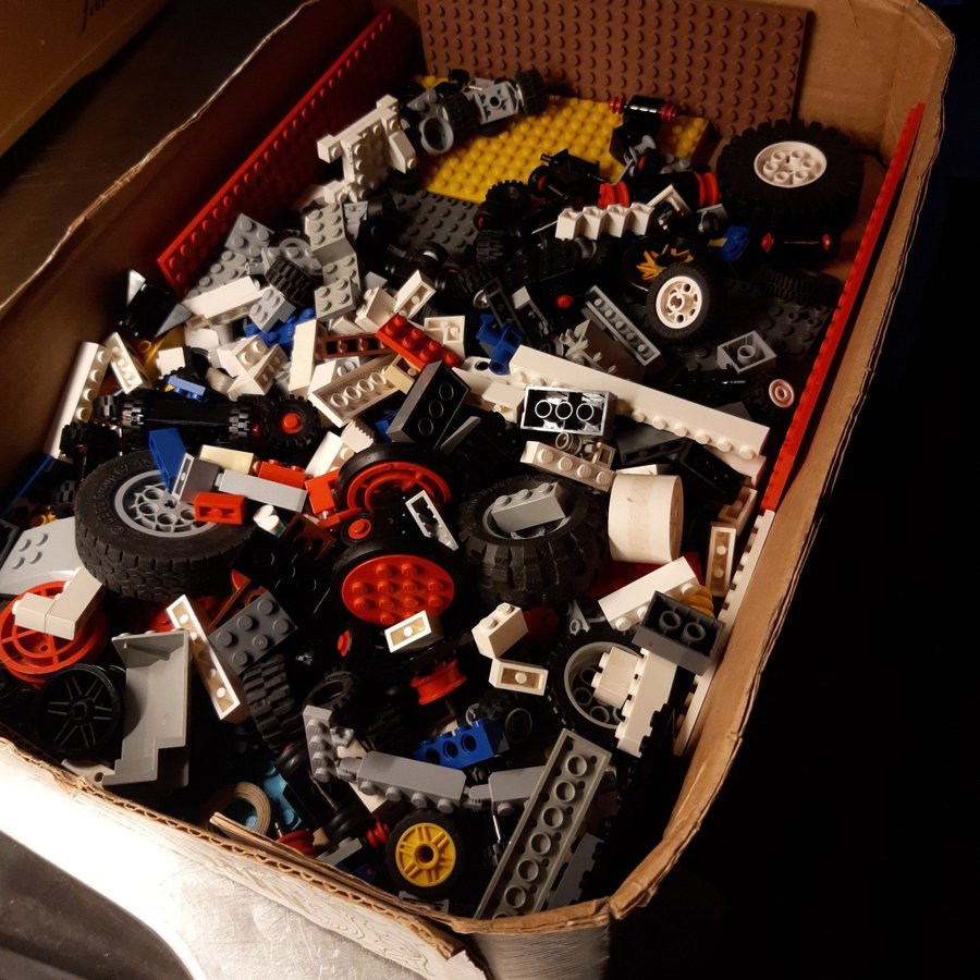 Lego 1 kg däckbyggbitarplattori olika färger och storlekar på legot