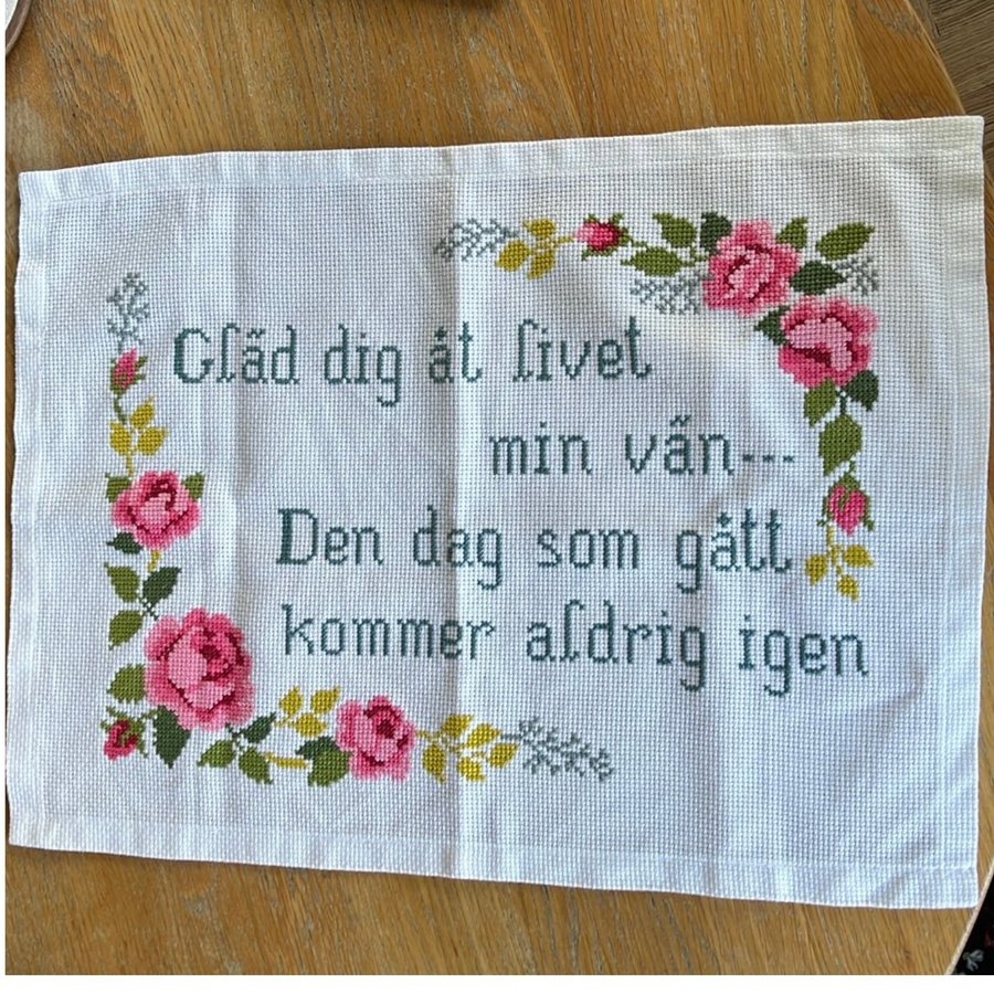 Broderad tavla med rosmotiv