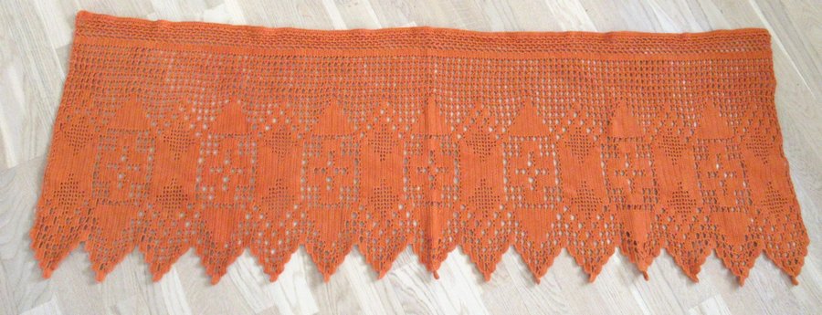 Virkad gardinkappa gardin orange retro ca 155 cm x 52 cm retro 70-tal