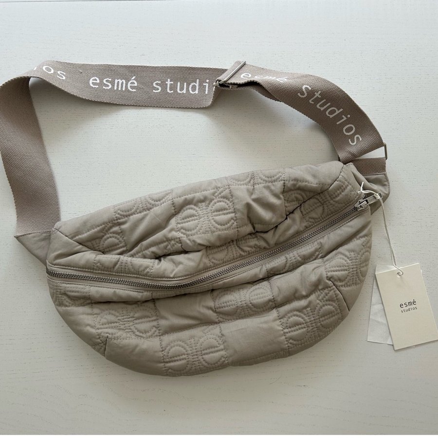 NY väska från Esme studios bum bag märke trend grå beige shoulderbag oanvänd