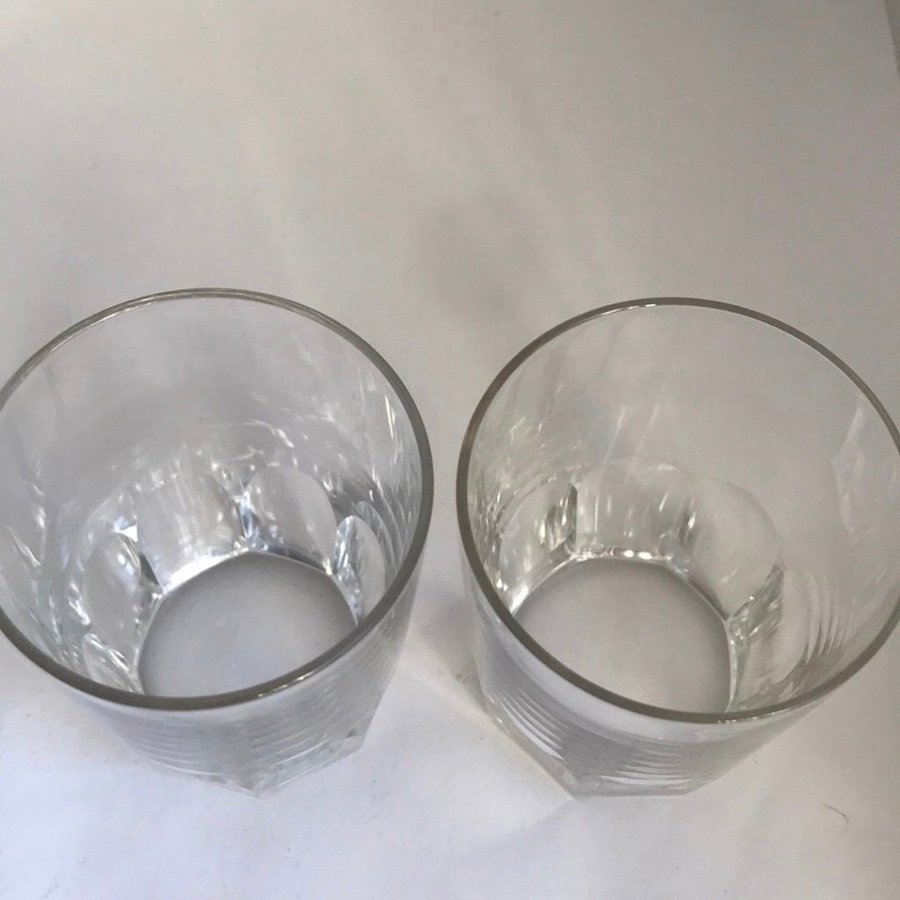 Sex fina små gamla glas Cirka 7 cm höga Två lite olika de andra fyra