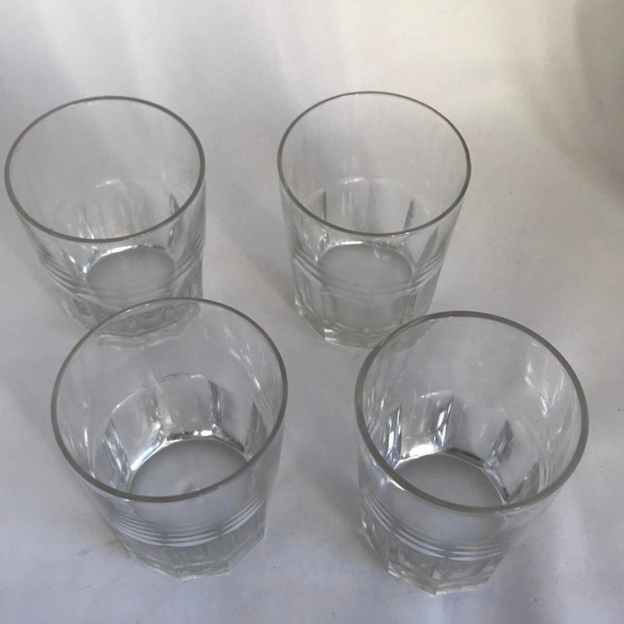 Sex fina små gamla glas Cirka 7 cm höga Två lite olika de andra fyra