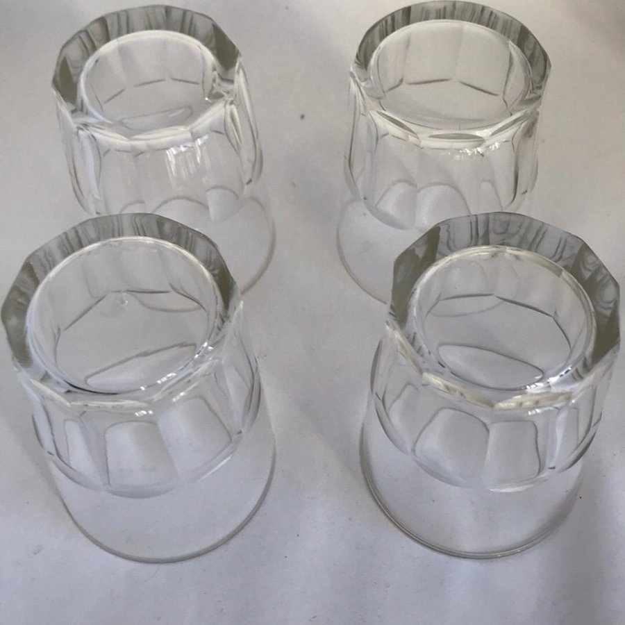 Sex fina små gamla glas Cirka 7 cm höga Två lite olika de andra fyra