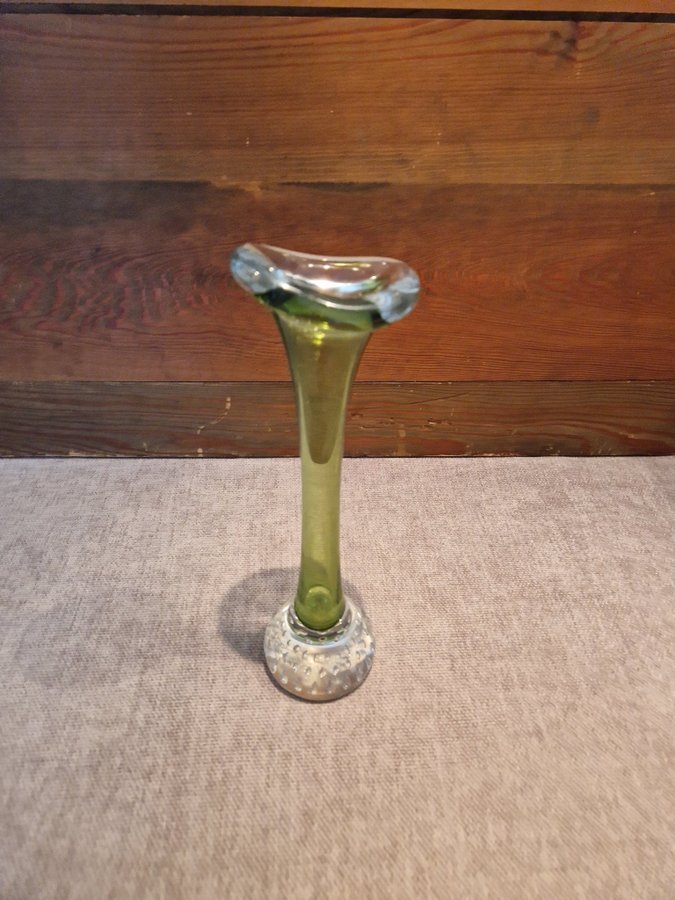 Grön trumpetvas från Åseda 1970-tal 23 cm