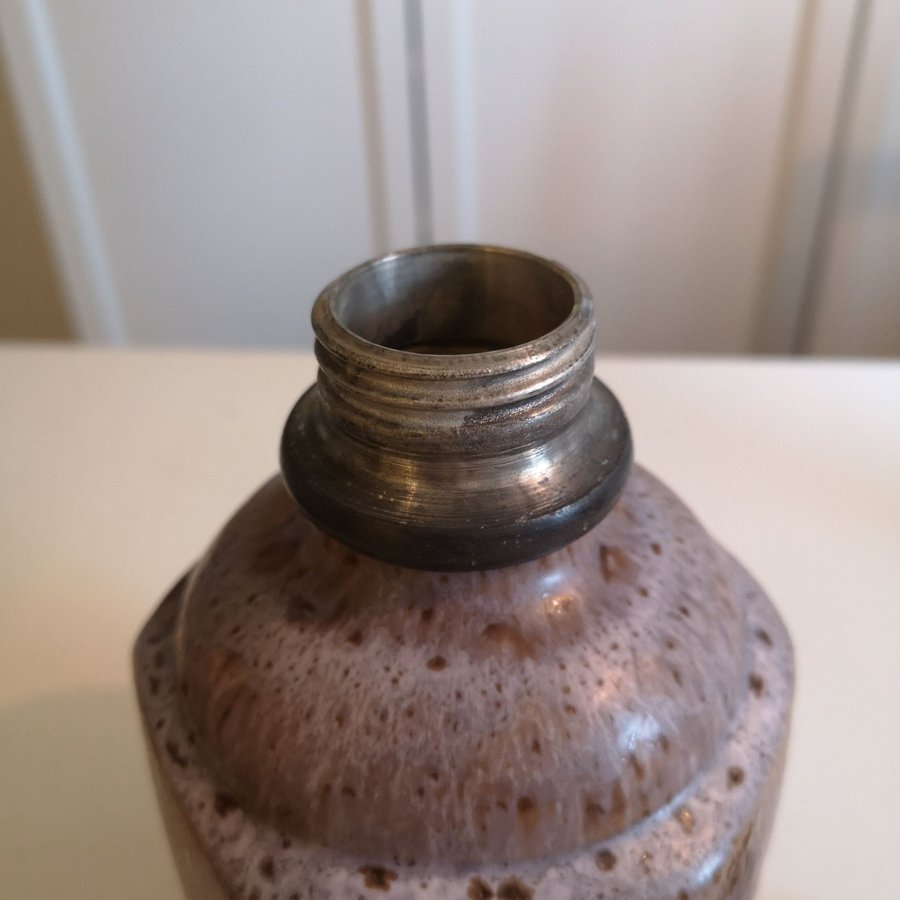 Antik brännvinsflaska saltstensglasyr med tenn lock