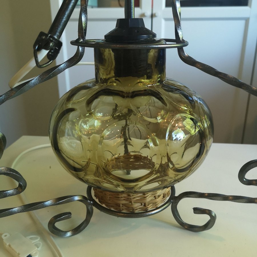 Vintage taklampa i metall med stor glaskupa är i fint skick