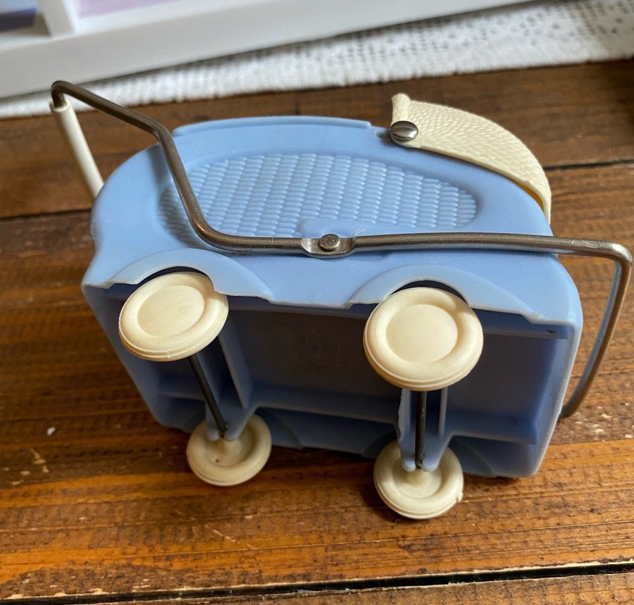 Äldre dockvagn i plast med docka vintage 50-60-tal