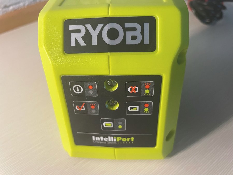 Ryobi One + laddare för 18V batterier