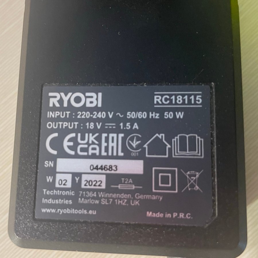 Ryobi One + laddare för 18V batterier