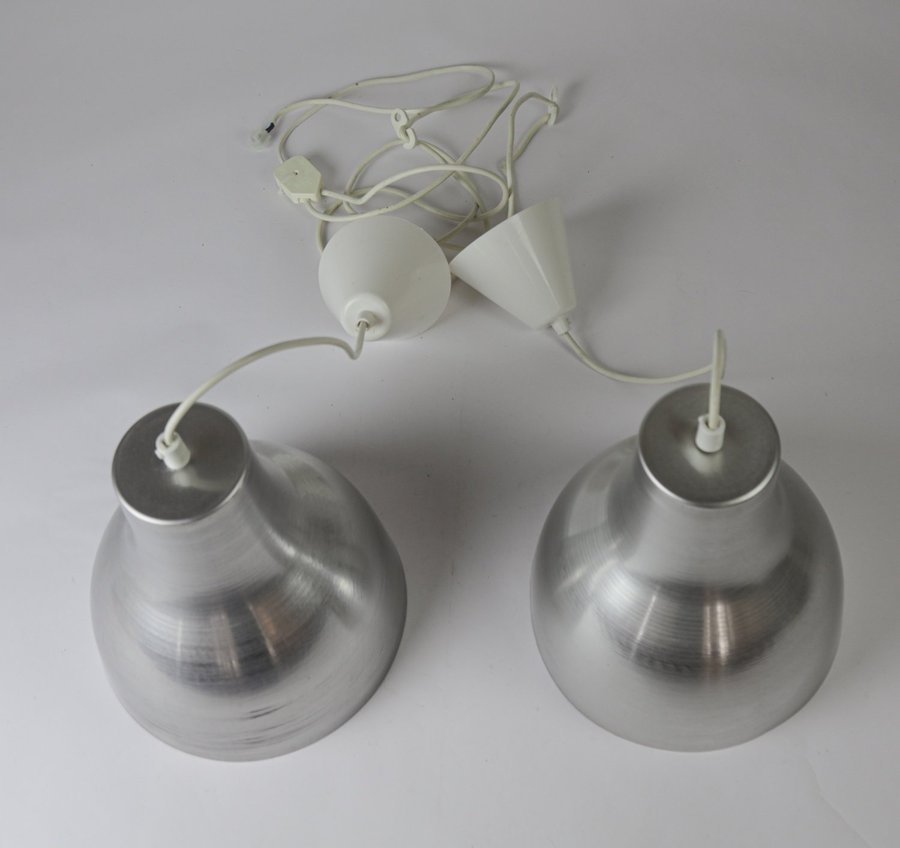 Par i retro ”spinnlampor” från Spinn Design aluminium
