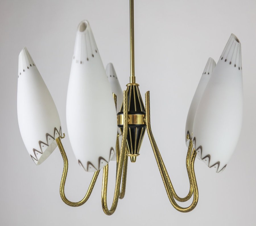 Elegant taklampa med 5 armar mässing kägelform opalglas 1950-tal