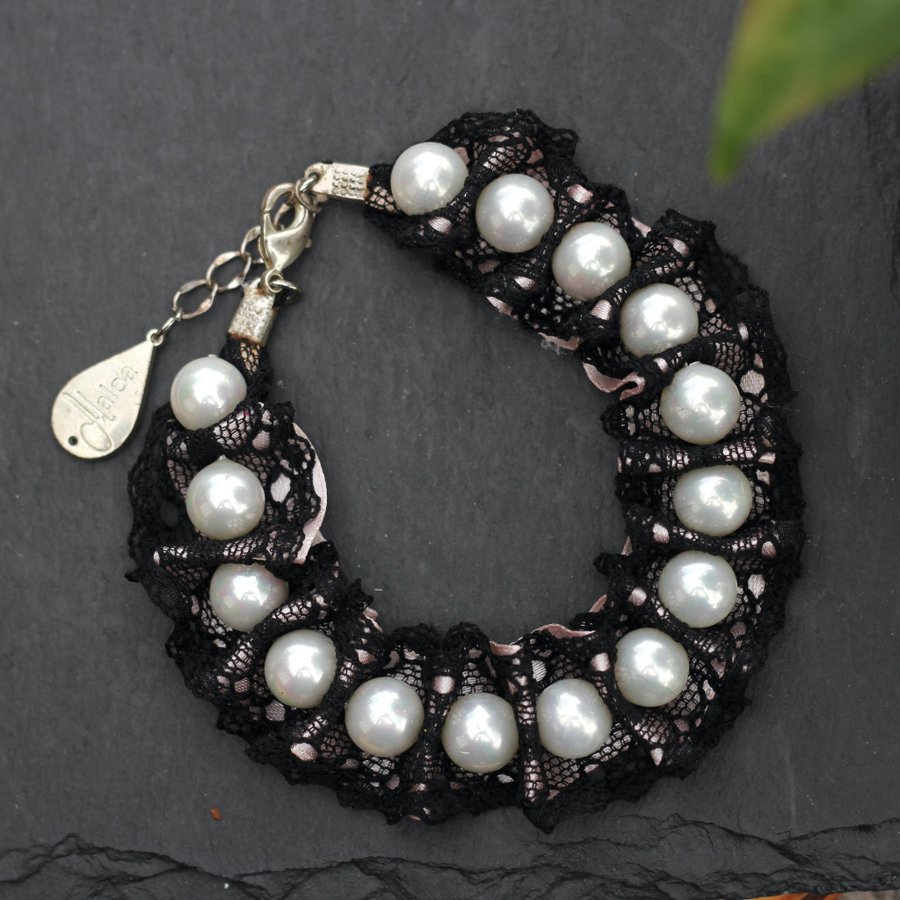 Maloa armband med svart spets ljusrosa band och vita pärlor silver