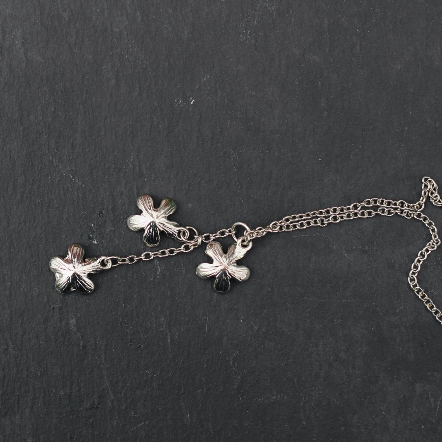 Silverfärgat halsband hänge blommor silver vita stenar bal boho bohemiskt
