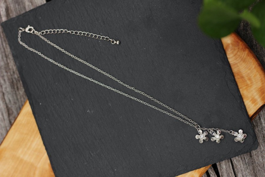 Silverfärgat halsband hänge blommor silver vita stenar bal boho bohemiskt