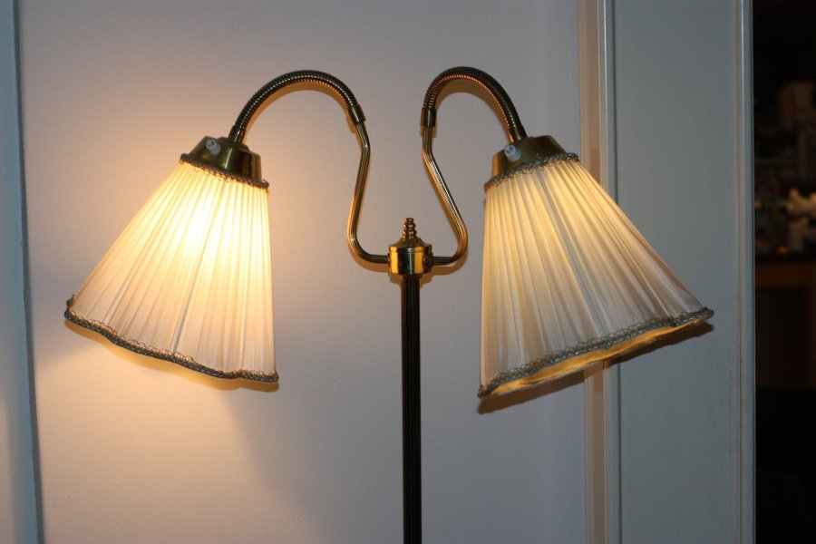 Gammal 50-60 tal golv lampa mässing och original tyg skärm