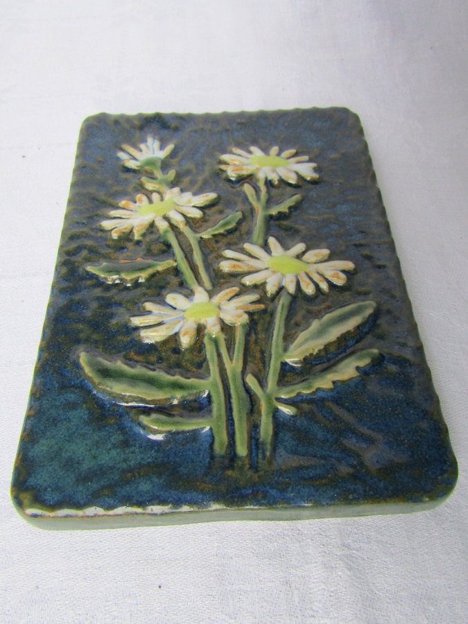 60t EGO Lidköping stengods Willy Fischer keramik tavla platta blommor 18x14cm