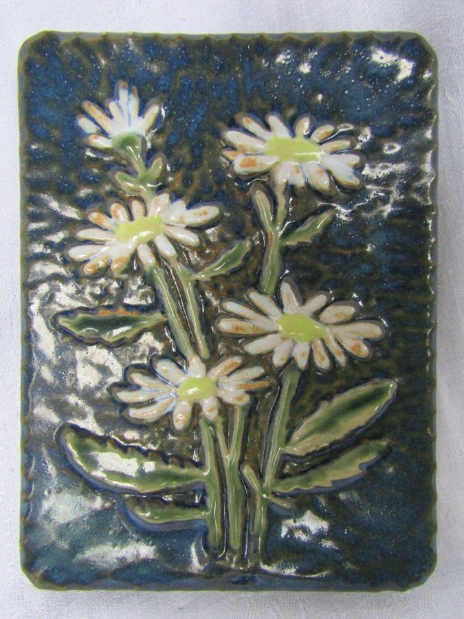 60t EGO Lidköping stengods Willy Fischer keramik tavla platta blommor 18x14cm