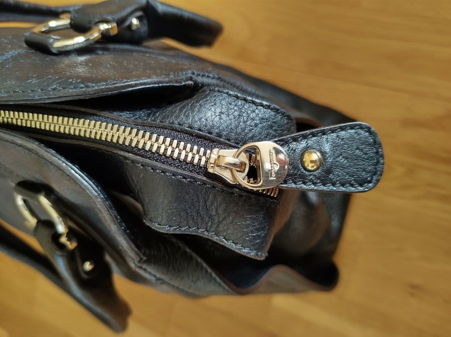 Salvatore Ferragamo väska handväska läder äkta svart