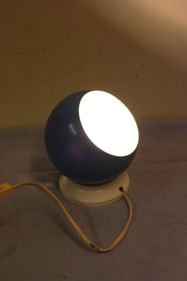 Vägglampa magnet lampa ljusblå plåt och plast retro