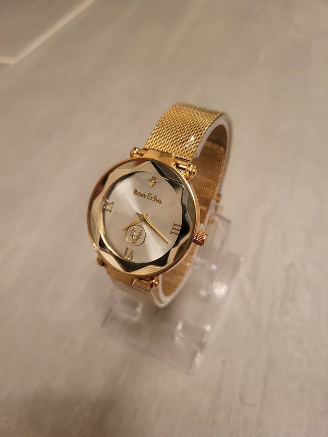 Bon Echo armbandsur guld förgylld utrop 1kr!