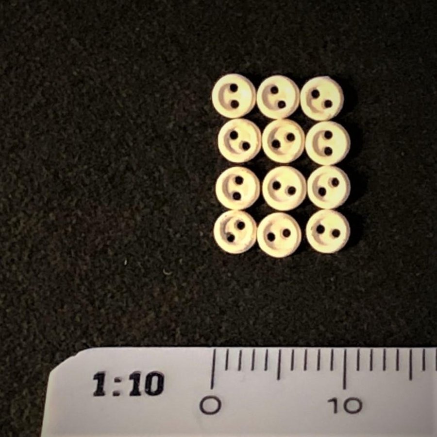 Miniatyr 12 vita dockknappar av metall - 3mm - dockskåp dockhus 1:12 Lundby