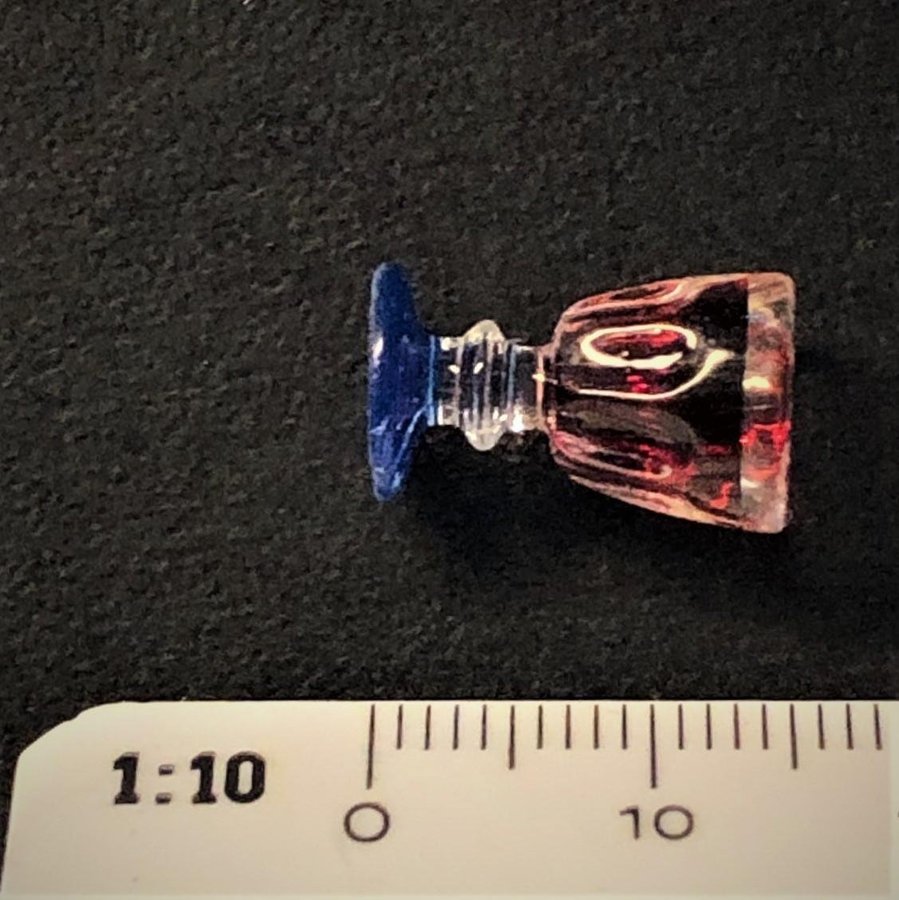 Miniatyr 2 x vinglas med blå fot tittskåp dockskåp dockhus 1:12