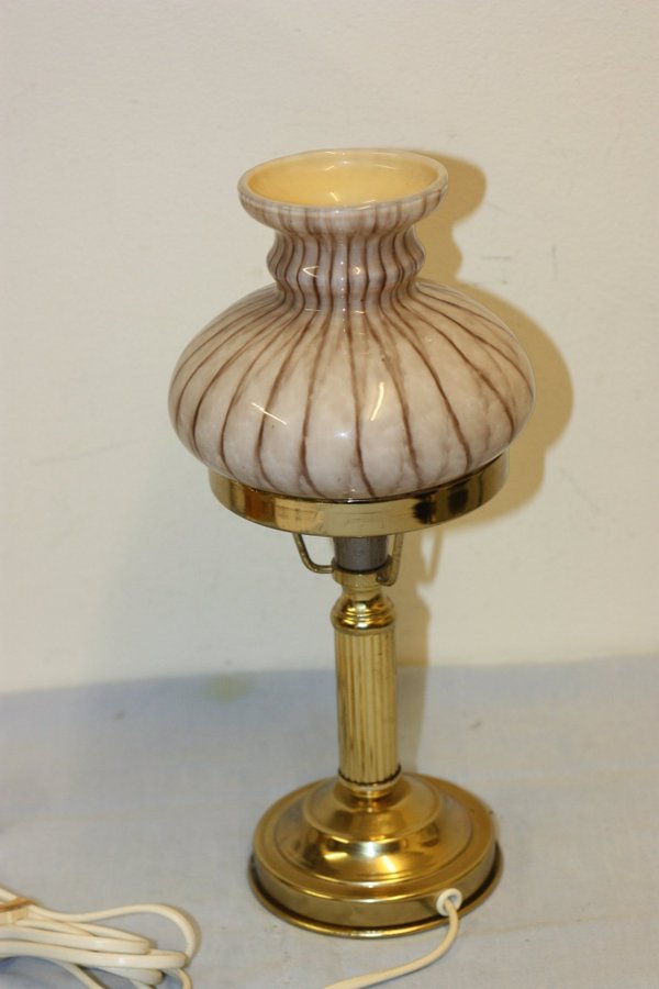 Gammal bordslampa Anete 18 205 mässing och dekorerad glas kupa