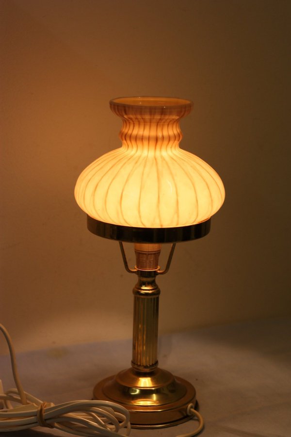 Gammal bordslampa Anete 18 205 mässing och dekorerad glas kupa