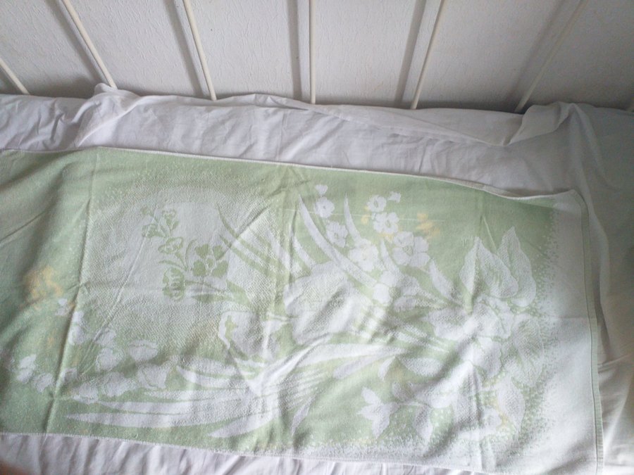 Retro frotté handduk badhanduk grön vit blommig 60x130 cm