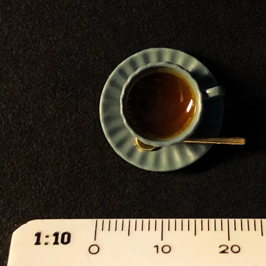 Miniatyr kopp med te tekopp fat  sked i blågrå metall dockskåp dockhus 1:12